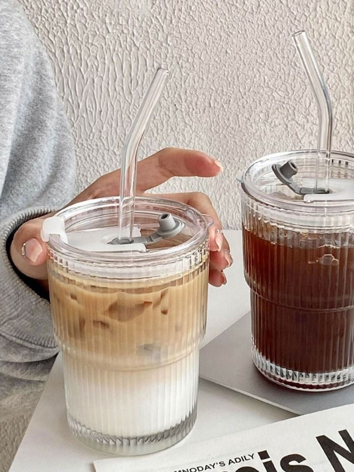 Taza de café de cristal con tapa y pajita